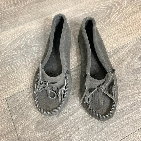 Minnetonka Kilty Moccasins Shoes Suede Leather Flats Gray Fringe western Size 6 - Picture 5 of 10